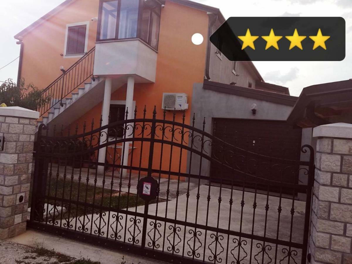 Apartment Dorina บูเย ภายนอก รูปภาพ
